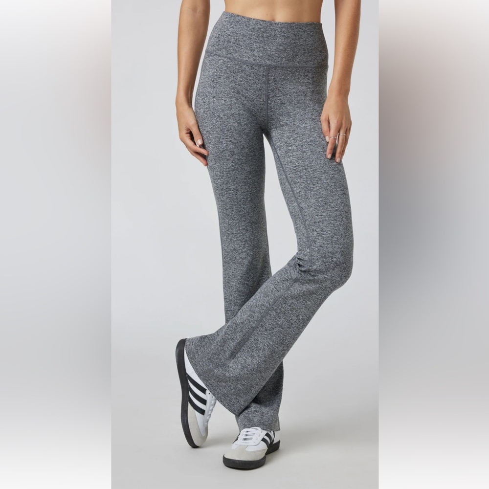 Vuori Halo Slim Flare Women’s Heather Gray Pants Size‎ XL